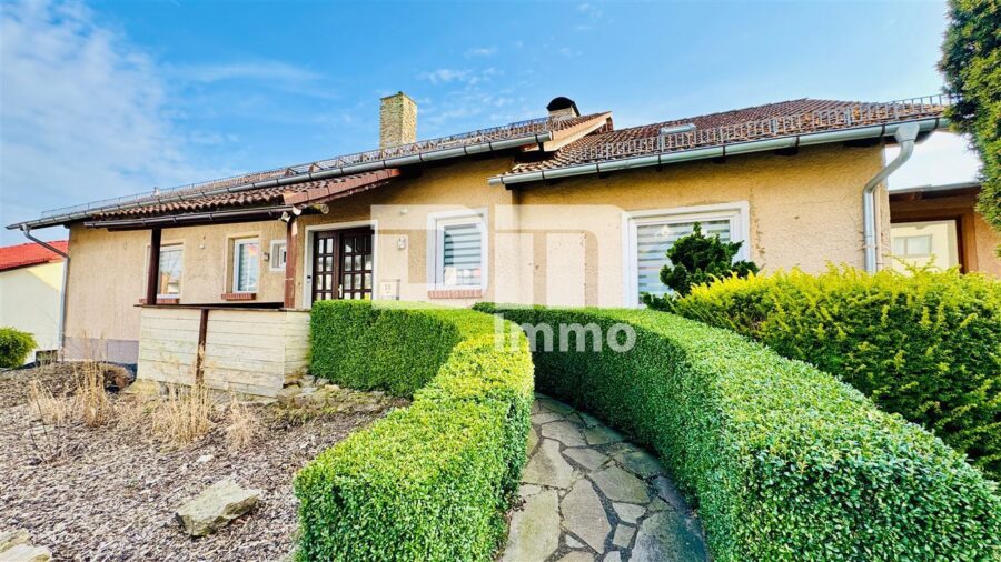 Teilsaniertes Ein - Zweifamilienhaus + Nutzflächen mit Anbau in Traumlage mit Panoramablick - Frontansicht Titel